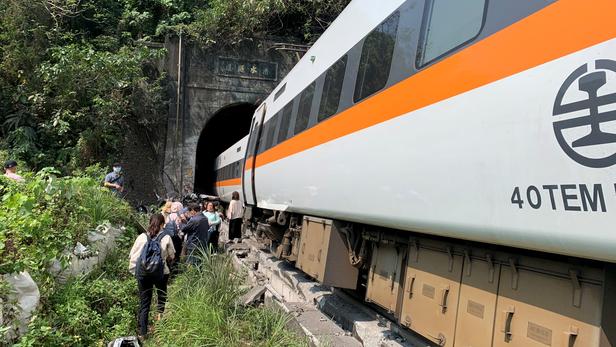 ताइवान की सबसे घातक रेल दुर्घटना में कम से कम 48 मृत